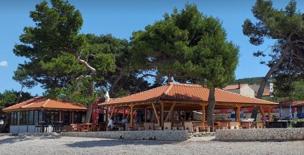 Bistro Pizzeria Vrilo izvana uz borove