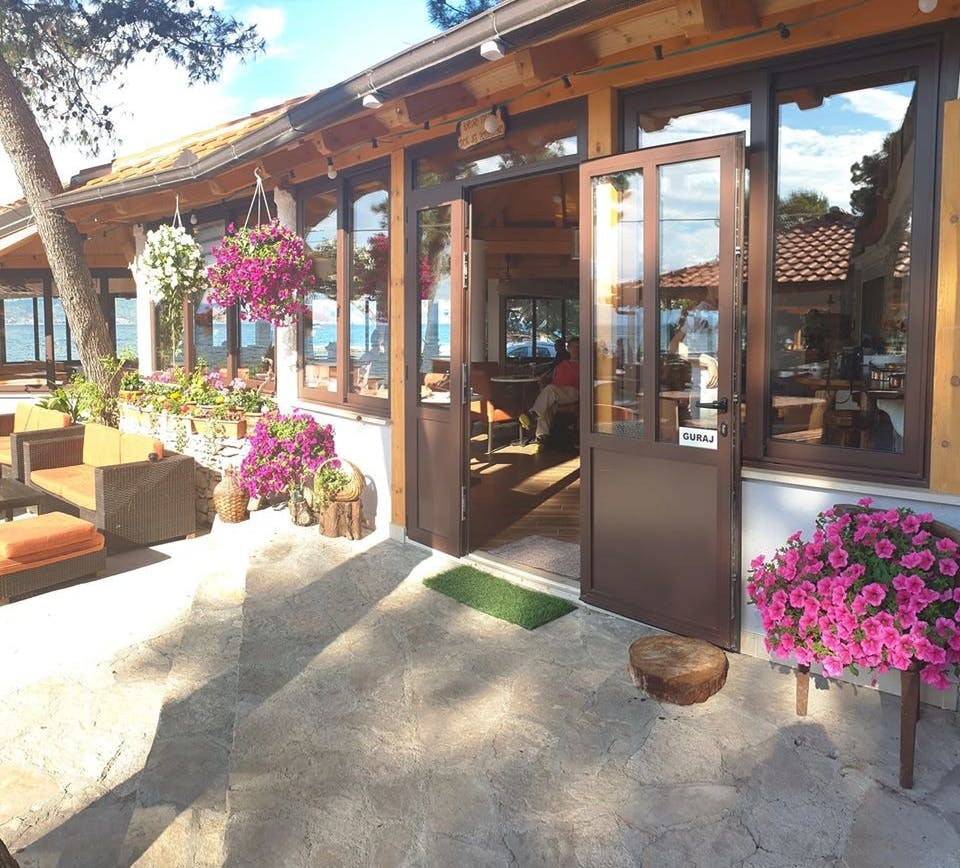 Ulaz i terasa Bistro Pizzerije Vrilo